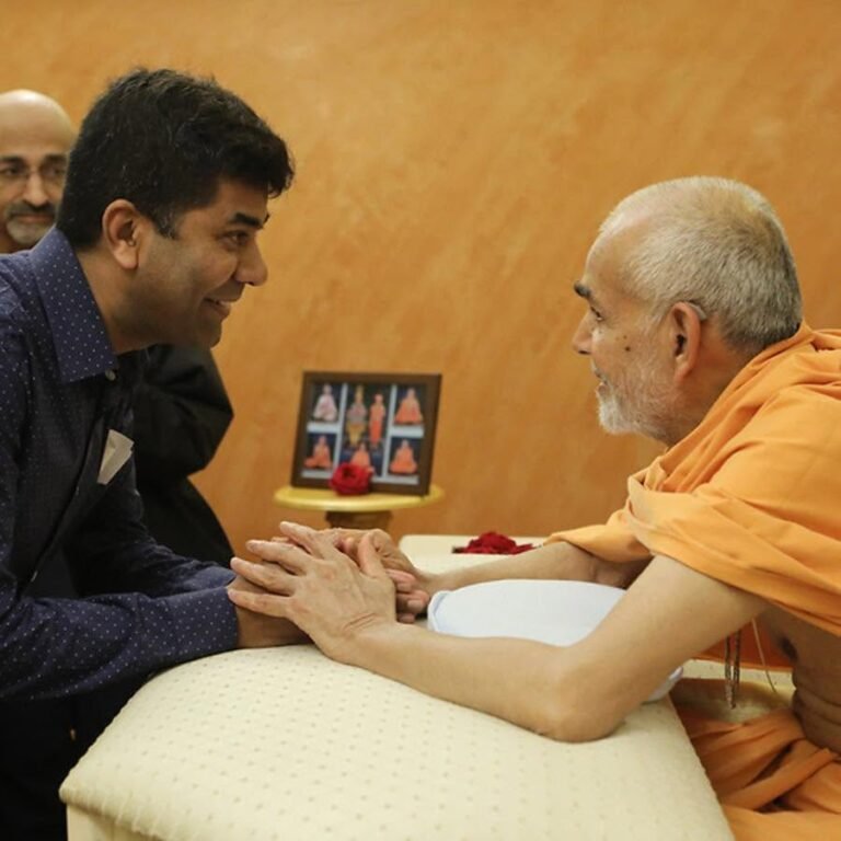 Dwarkesh Kansara with Mahant Swami Maharaj | Devarshi Photo Limited